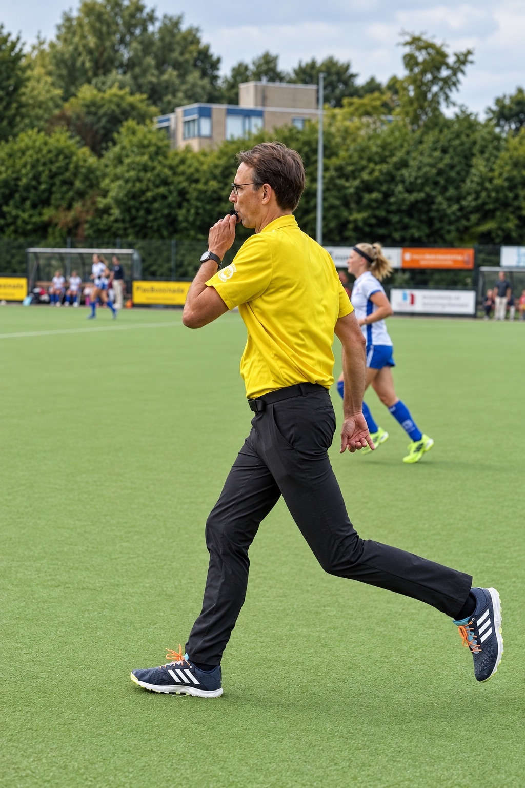 Ludo Raedts umpiring a field hockey match